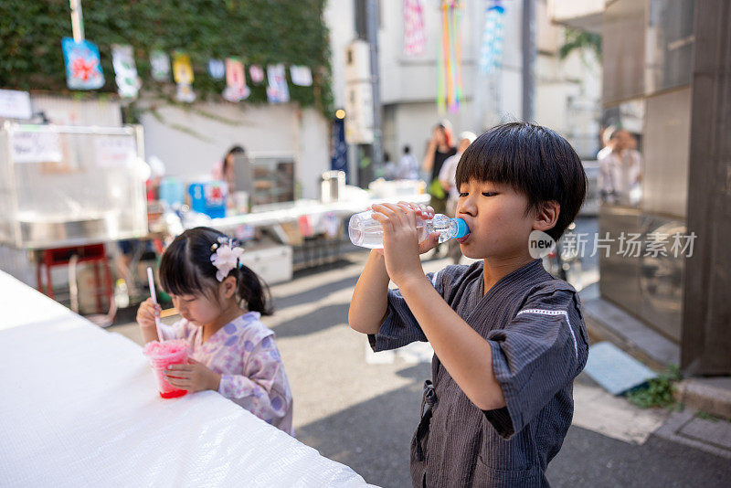 小妹妹和小弟弟在汤田/金杯享受日本传统的夏日节日，喝着苏打水和Kakigori